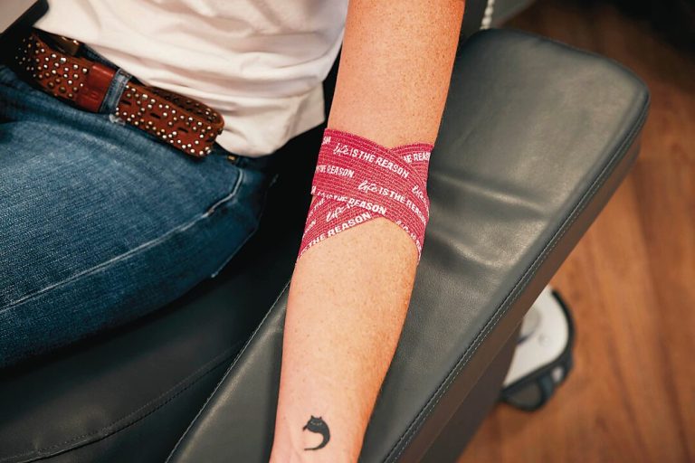 Red Cross vants (needs) to suck your blood | Latrobe Valley Express